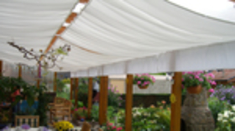 moderne Terrassenüberdachung und Terrassenbeschattungen für optimalen