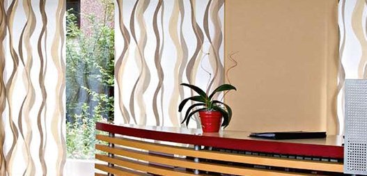 Flächenvorhänge im Arbeitsbereich Flächenvorhänge im Arbeitsbereich