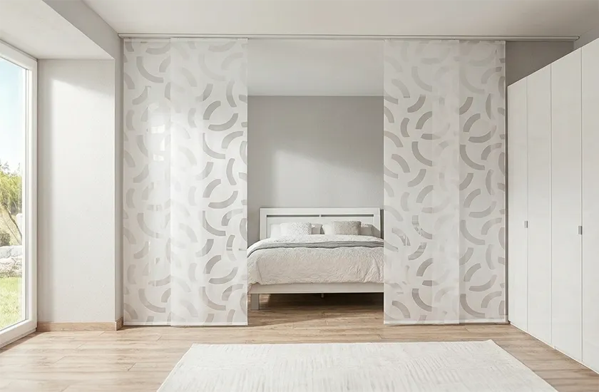 Weiß gemusterter Raumteiler Vorhang im Schlafzimmer