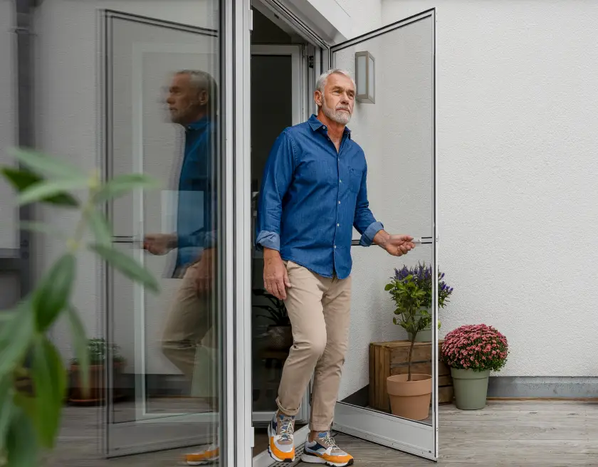 Insektenschutz Drehtür DT 3/5 an Terrassentür geöffnet