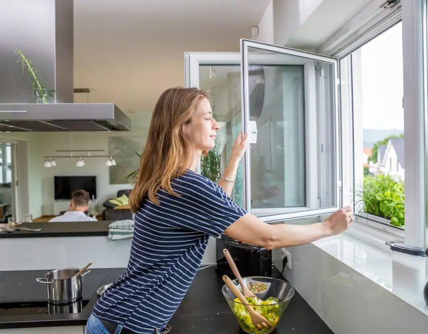 Insektenschutz Fenster Drehrahmen geöffnet Küche