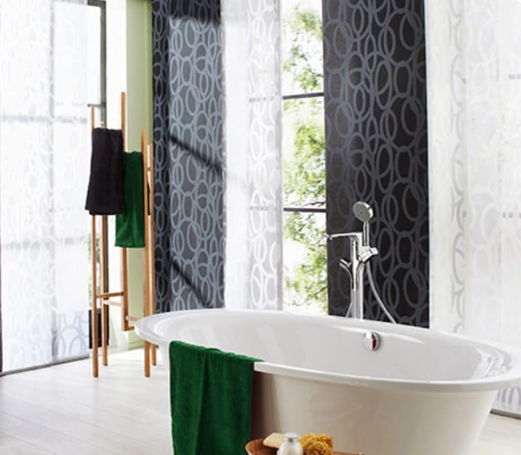 Foto eines Wei Schwarzen Flchenvorhangs im Badezimmer
