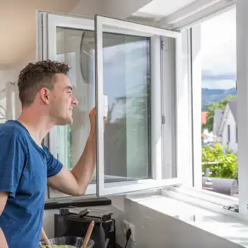 Mann ffnet Kchenfenster mit eingesetztem Drehfenster Spannrahmen und Blick nach drauen