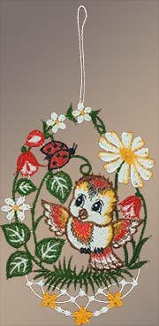 Fensterbild aus Plauener Spitze  "Kleiner Vogel mit Gänseblümchen"  mehrfarbig 