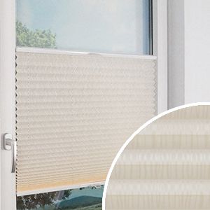 Plissee im Fensterrahmen