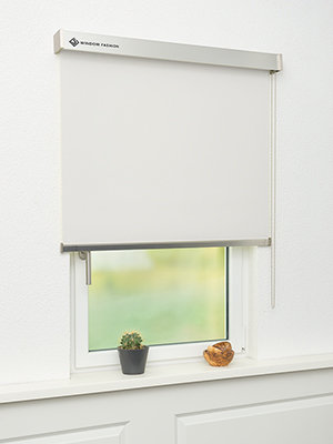 Verdunkelungsrollo Semplice Dark 86.04 Fensteransicht