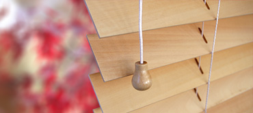 Jalousien aus Holz im Raumtextilienshop finden